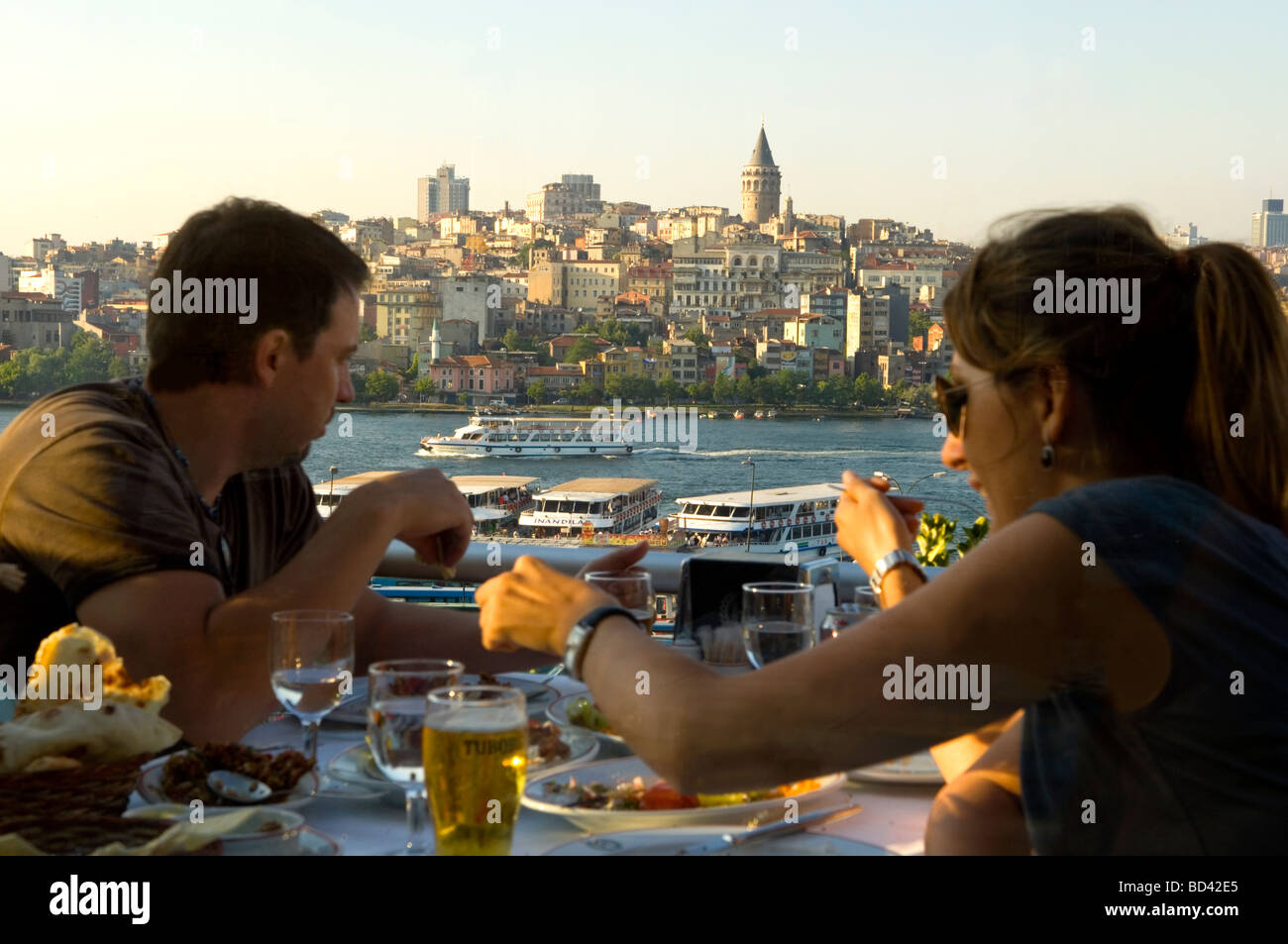 Speisen auf der Terrasse des Restaurants mit Blick auf die Skyline von Istanbul Stockfoto