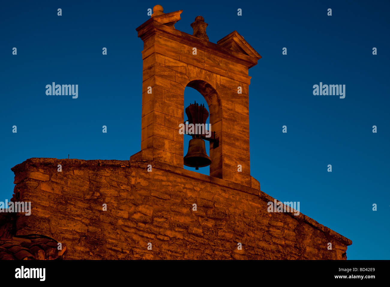 Turm der Kirche und der Glockenturm in Gordes-Provence-Frankreich Stockfoto