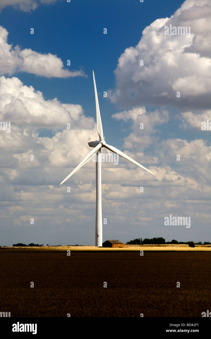 Sonnenlicht an einer Windkraftanlage in Lincolnshire Fens Stockfoto