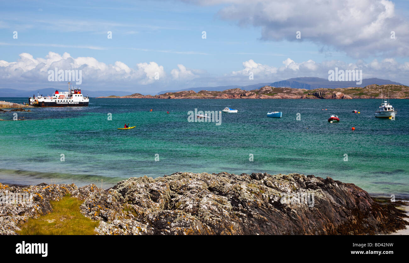 Mit Blick auf den Sound von Iona, wo die Cal-Mac-Fähre nur für Fionnphort auf Mull, verlässt. Stockfoto