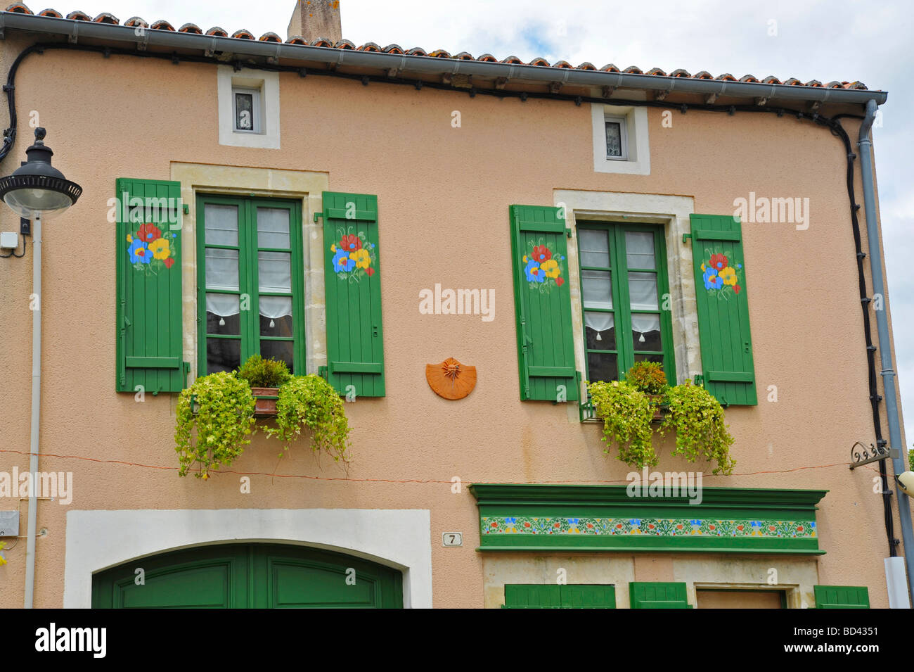 Schöne alte französische Zeichen Architektur in der Stadt Vouvent Vendee, Frankreich Stockfoto