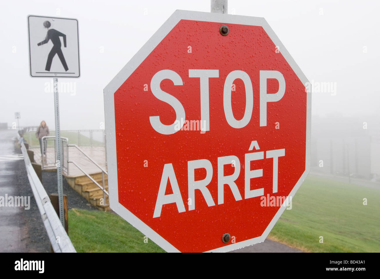 Stoppen Sie, Arret Doppelzüngigkeit, die Englisch, Französisch in Kanada unterzeichnen Stockfoto