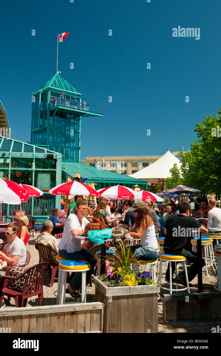 Menschen Essen in ein Restaurant im Freien bei The Forks in Winnipeg, Manitoba Kanada Stockfoto