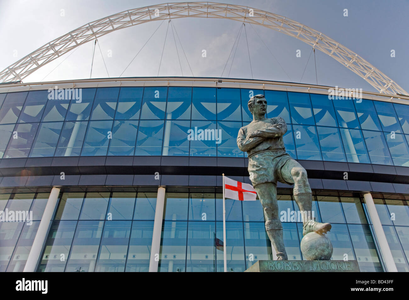 Statue von England Fußball-Kapitän Bobby Moore Wembley-Stadion London England Donnerstag, 2. Juli 2009 Stockfoto
