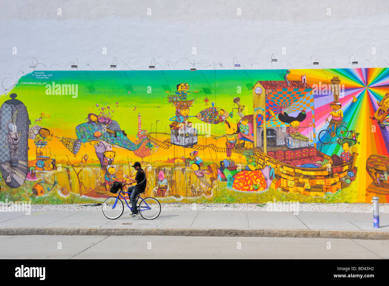 Die Os Gemeos Montage Wandbild am East Houston und Bowery in New York City. Stockfoto