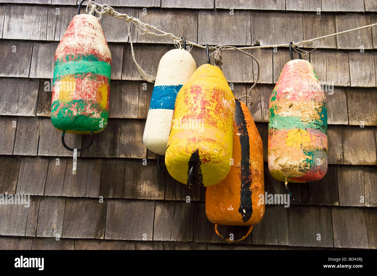 Bunte Fischer Hummer Bojen an Wand, Peggys Cove, Halifax, Nova Scotia, Kanada Stockfoto