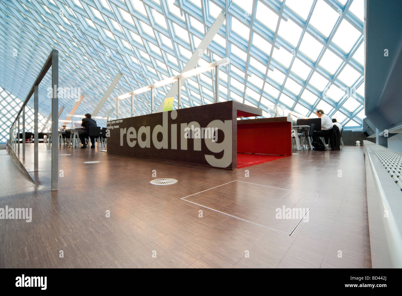 Seattle Central Public Library Betty Jane Narver Lesesaal im 10. Stock. Stockfoto