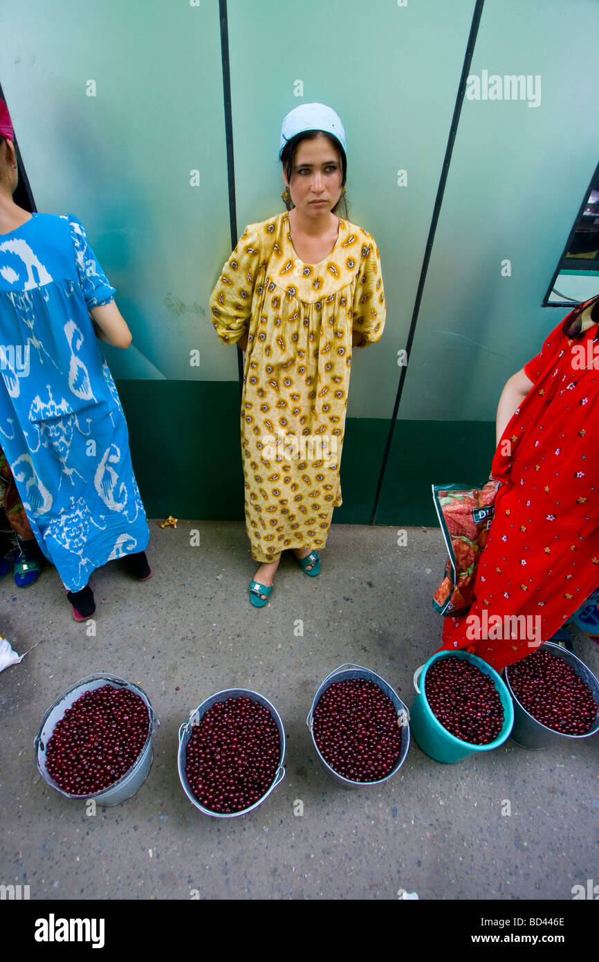 Verkauf von Beeren in Schah Mansur Markt Duschanbe Tadschikistan Stockfoto