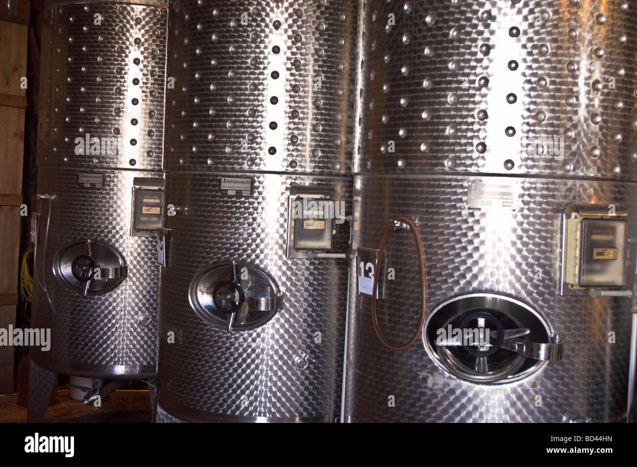 Edelstahlbehälter für die Weinproduktion in Finger Lakes Weingut, Cayuga Lake, New York, USA Stockfoto