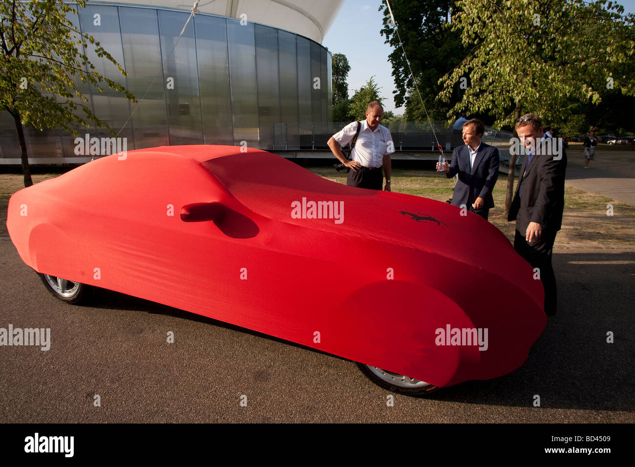 Die Serpentine Gallery London, England, Juni 2006: Teilnehmer an den Start eines neuen Ferrari Autos noch in rotem Einband Stockfoto