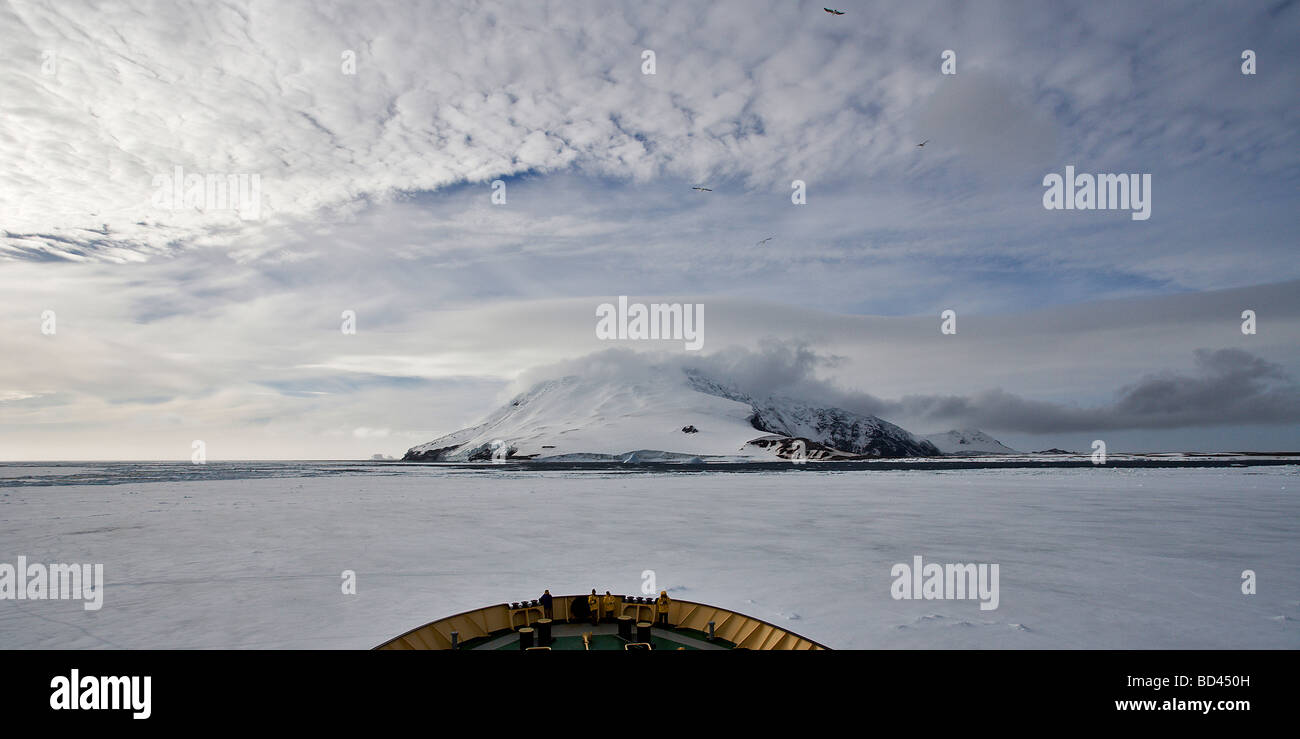 Eisbrecher Kapitan Khlebnikov nähert sich Thule Island, Süd-Sandwich-Inseln, Antarktis Stockfoto