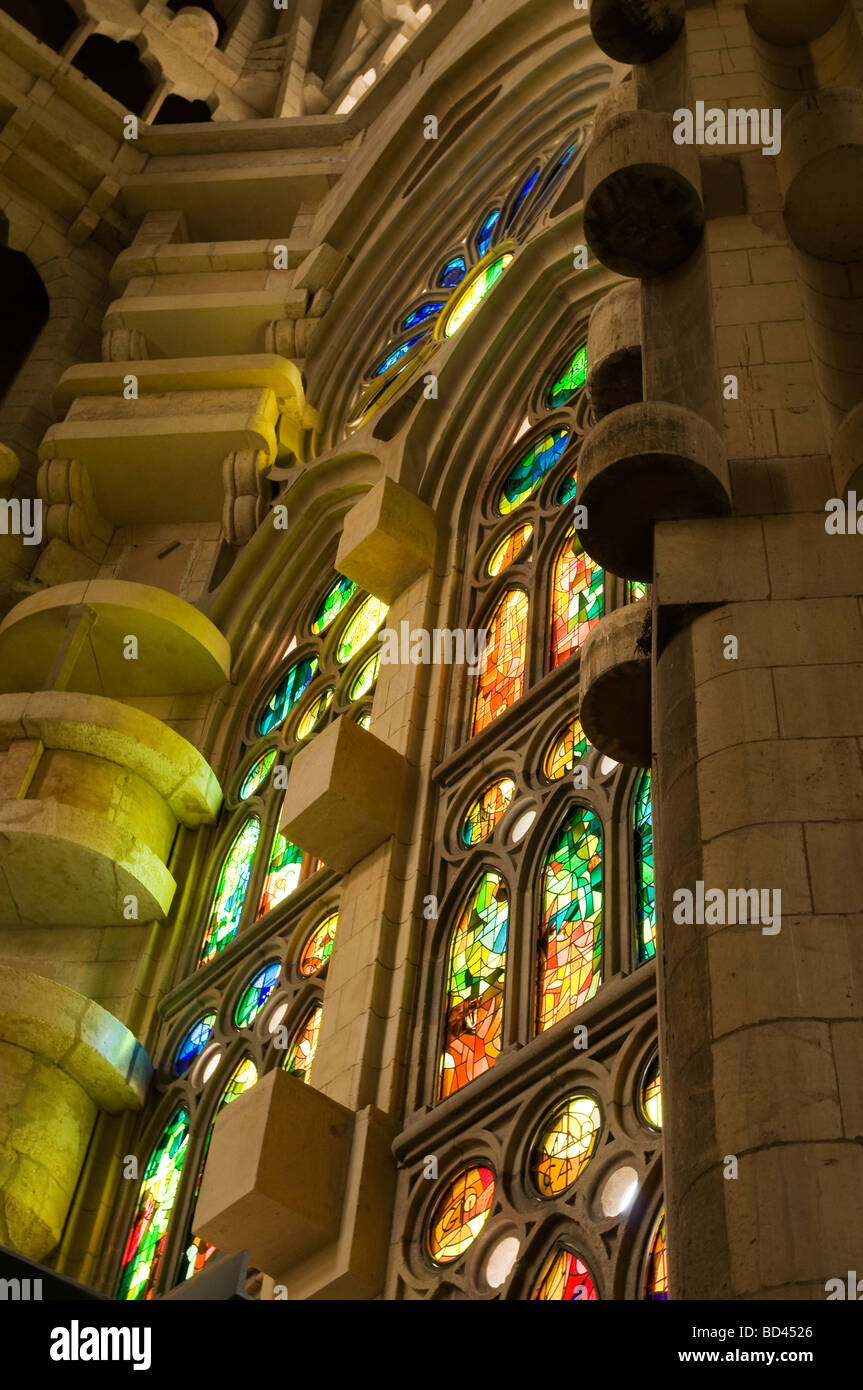 Details und bunte Besetzung von Glasfenster in der Kirche La Sagrada Familia in Barcelona, Spanien. Stockfoto
