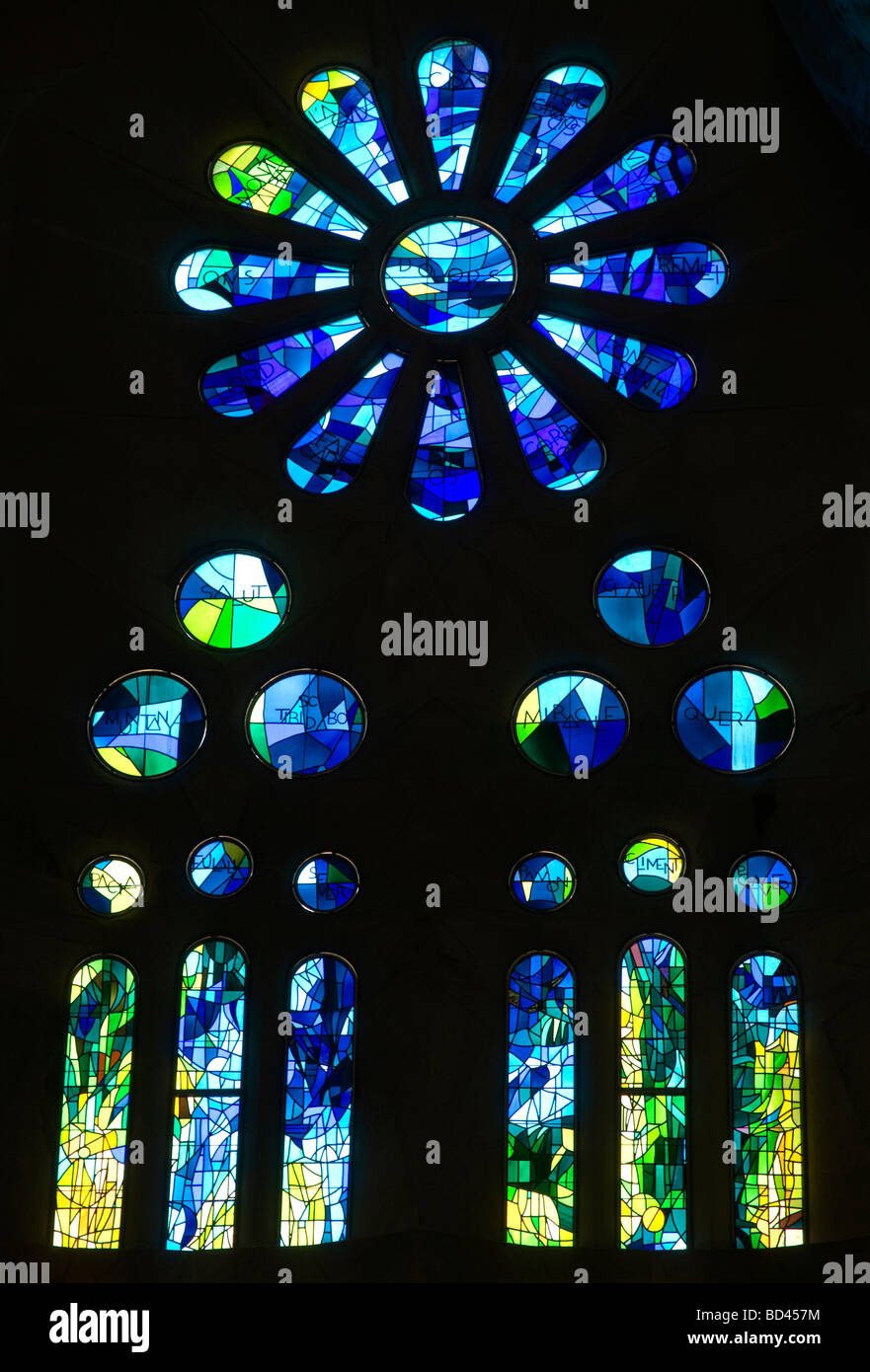 Details und bunte Besetzung von Glasfenster in der Kirche La Sagrada Familia in Barcelona, Spanien. Stockfoto
