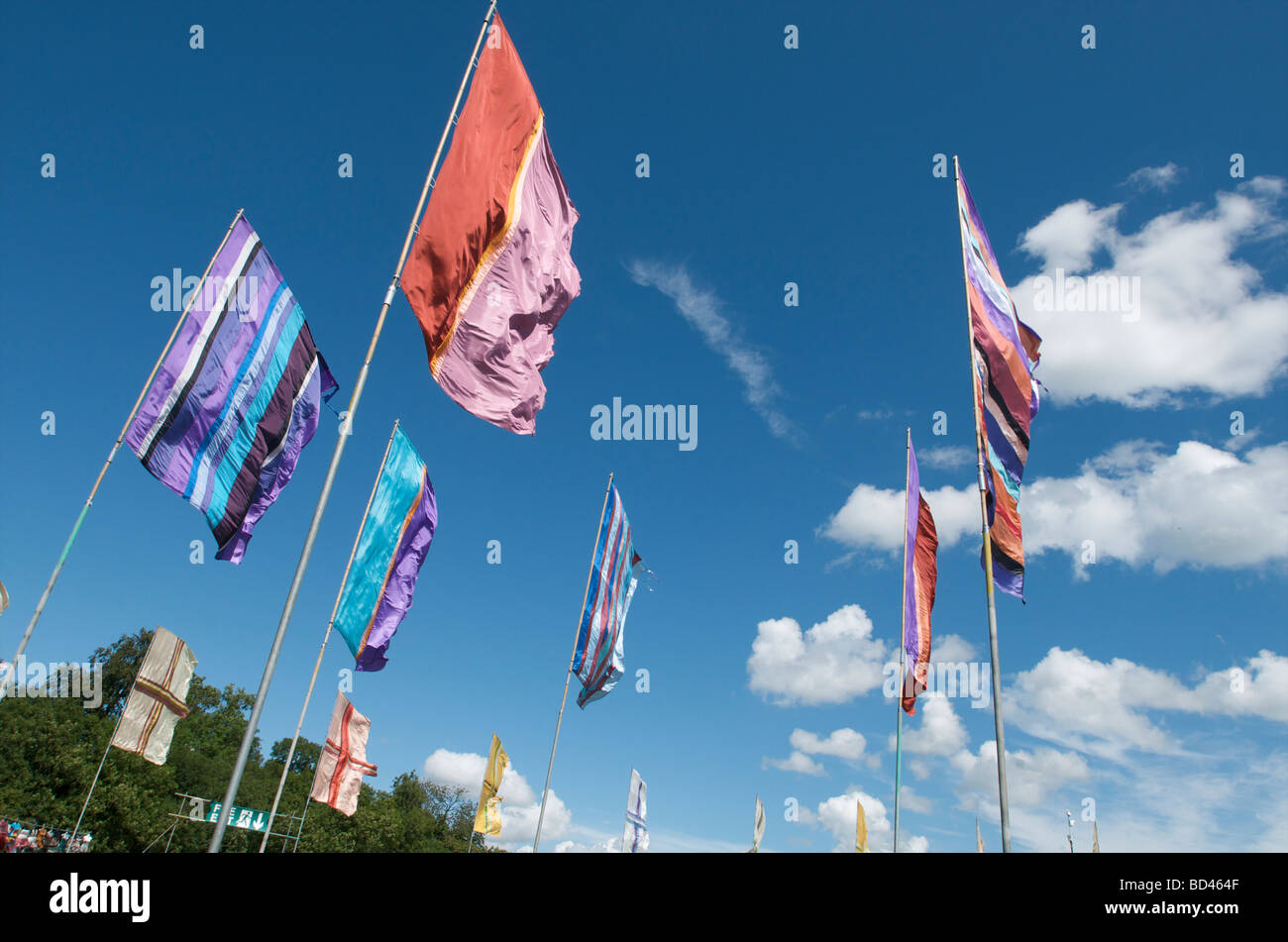 Flaggen gegen den blauen Sommerhimmel beim WOMAD Musikfestival Charlton Park Wiltshire UK Stockfoto