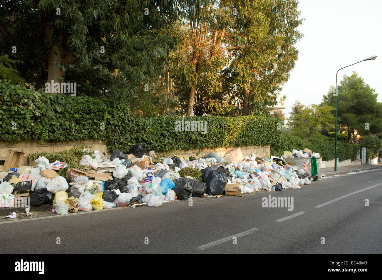 Trinkgeld im öffentlichen Straßenverkehr von Sorrent durch kommunale Workers Strike, Sorrento, Italien zu fliegen. Stockfoto