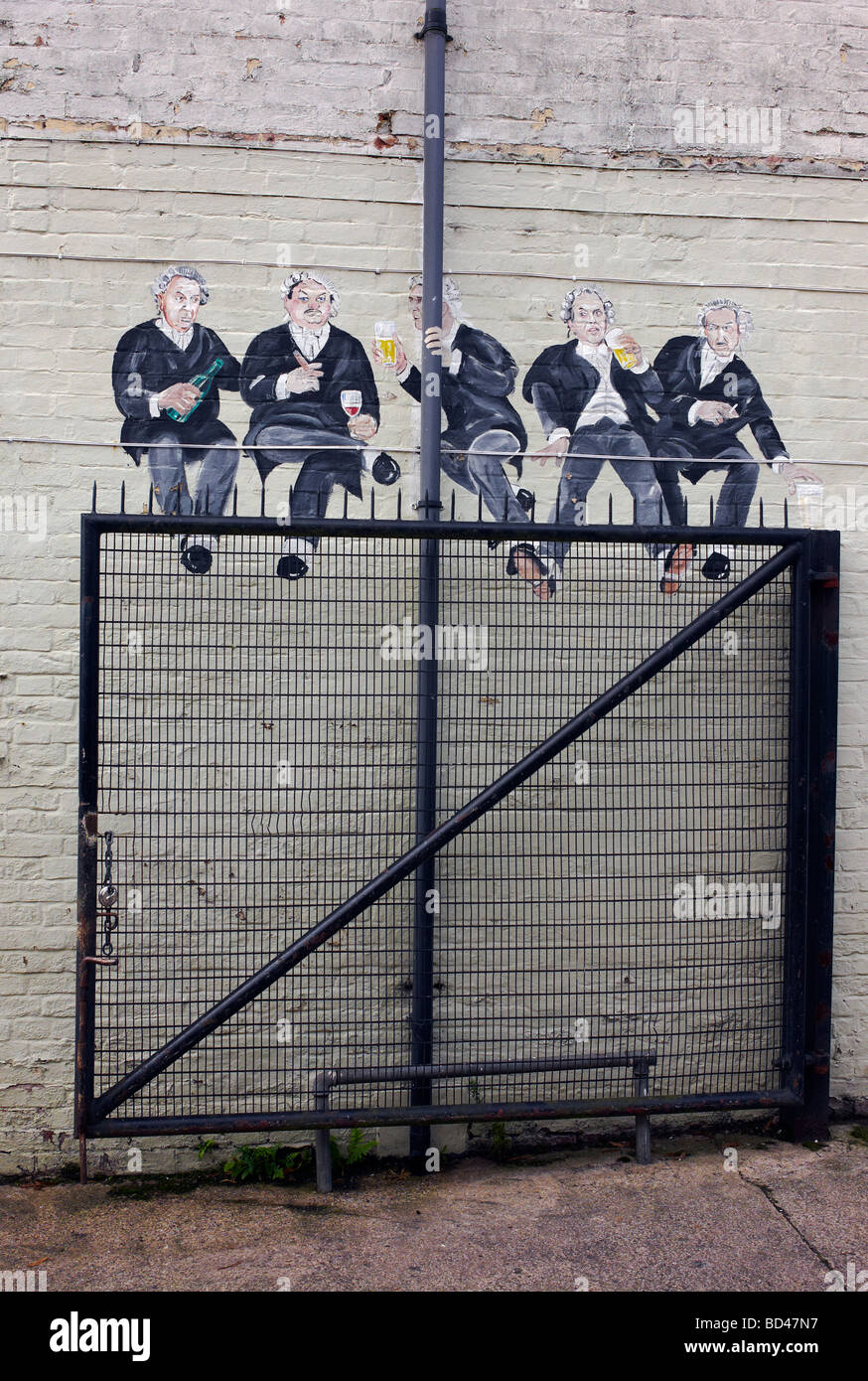 Ein Wandbild von Rechtsanwälten sitzen scheinbar auf ein Tor auf der Rückseite der geneigt Perücke Pub in Warwick, UK Stockfoto
