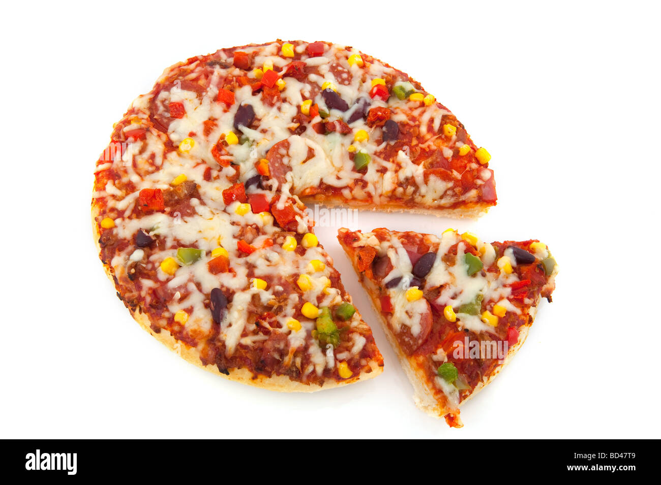 Bolognesa Pizza mit Käse und Tomaten, die isoliert auf weiß Stockfoto