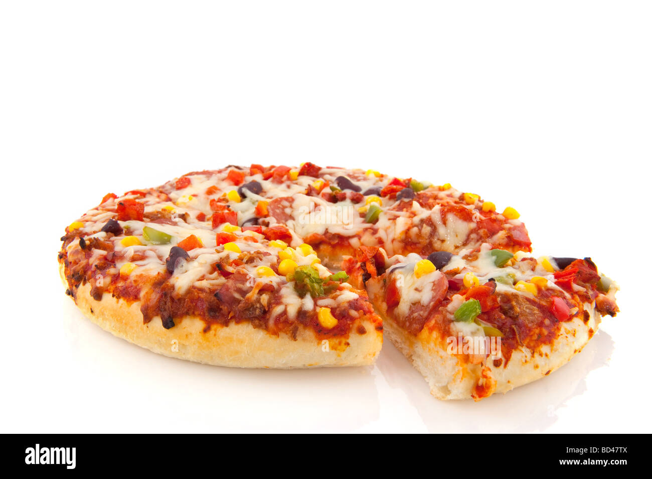 Bolognesa Pizza mit Käse und Tomaten, die isoliert auf weiß Stockfoto