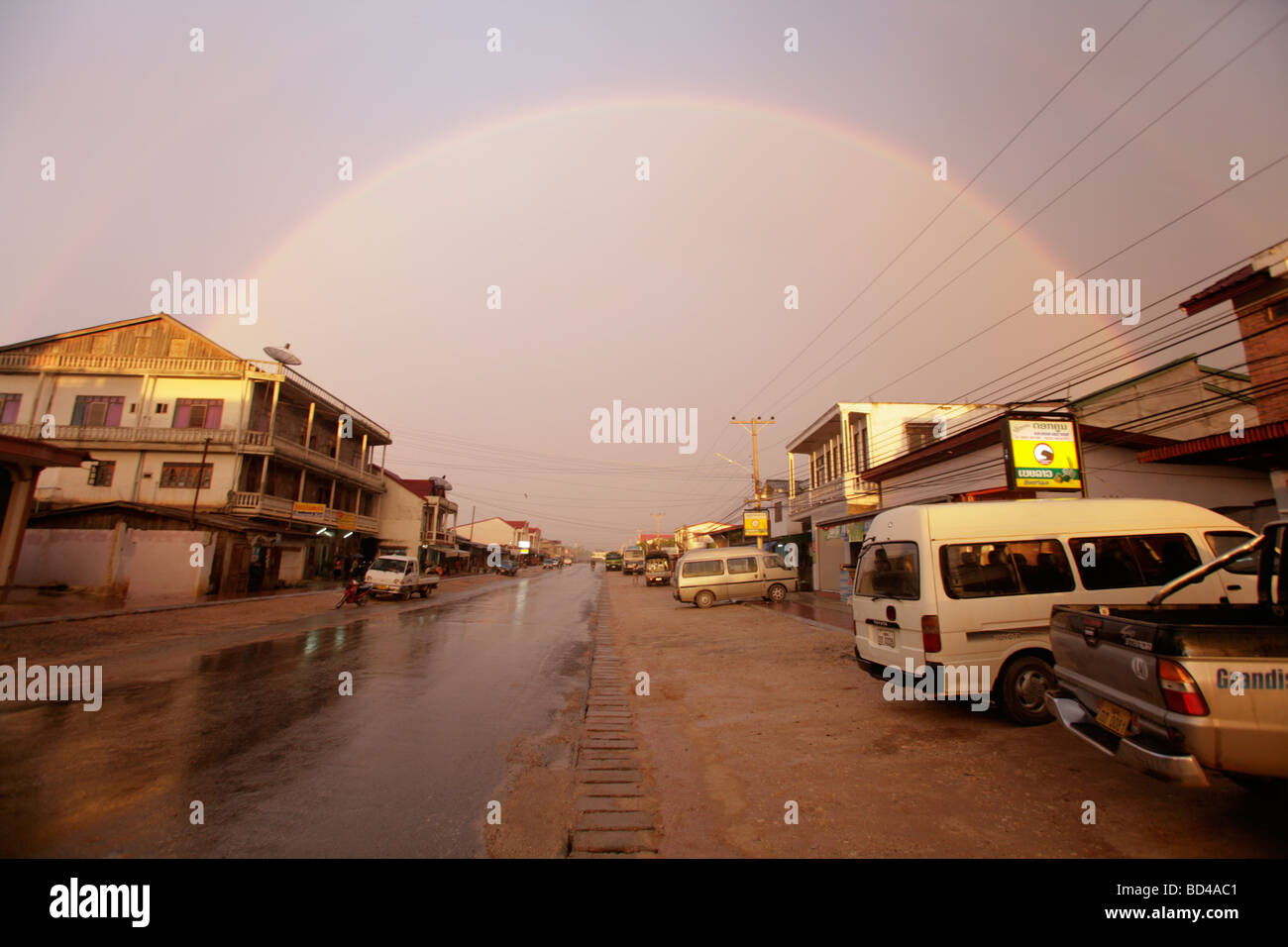 Phonsavan Laos Indochina A Regenbogen über der Stadt nach einem Starkregen Sturm Stockfoto