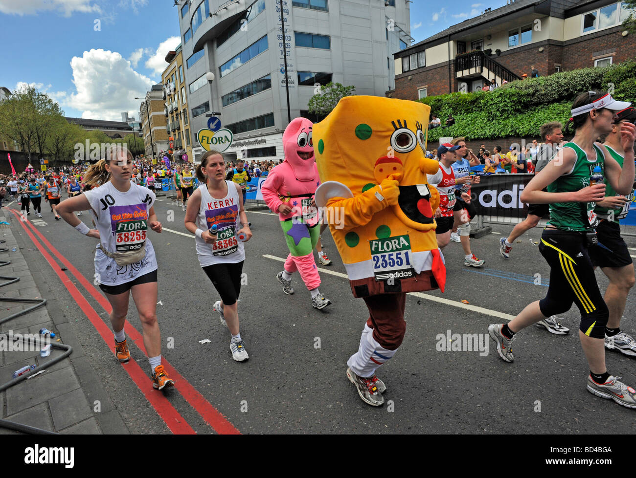 Läufer im letzten Flora London-Marathon 2009 einige laufen in Kostüm Kostüme Stockfoto