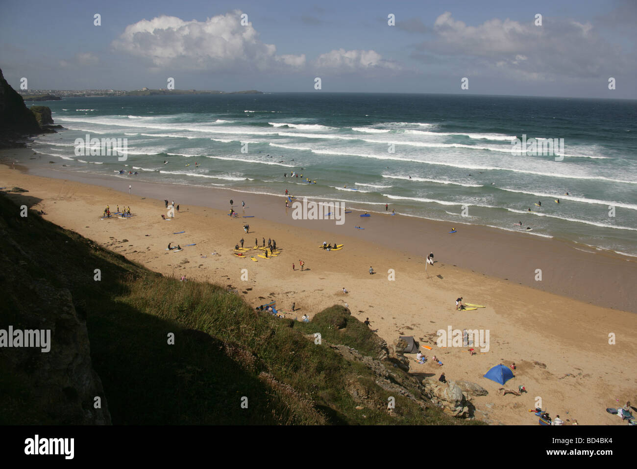 Gegend von Watergate Bay, England. Luftaufnahme von einem belebten Watergate Bay Strand an einem sonnigen Tag. Stockfoto