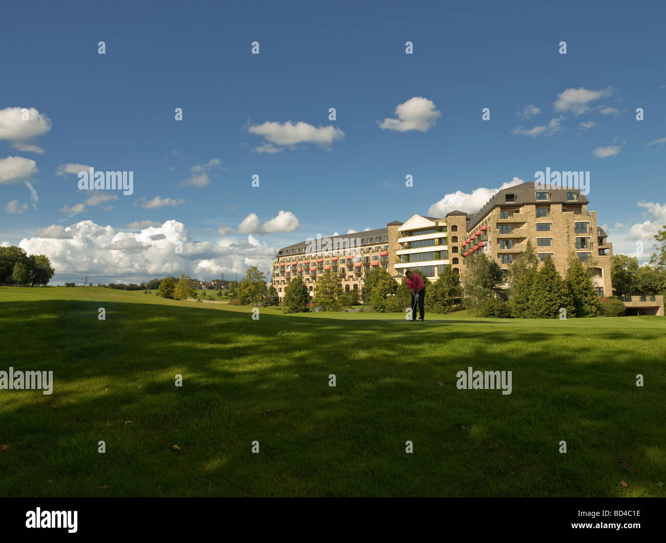 Celtic Manor Resort. Veranstaltungsort des Jahres 2010 Ryder-Cup-Golf-Turnier. Grün im Vordergrund mit Golfer. Stockfoto