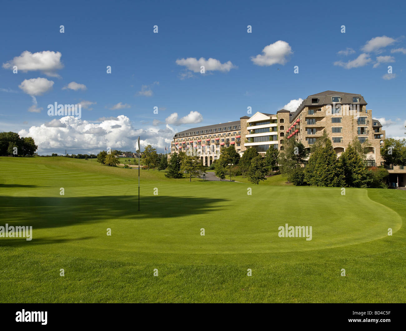 Celtic Manor Resort. Veranstaltungsort des Jahres 2010 Ryder-Cup-Golf-Turnier. Grün im Vordergrund Stockfoto