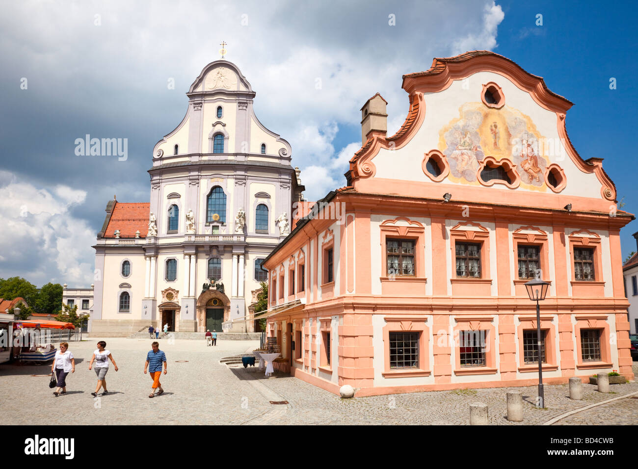 Altotting Bayern Deutschland Europa - Saint Anne Basilica und Haus mit religiösen Fresko Kunst Stockfoto