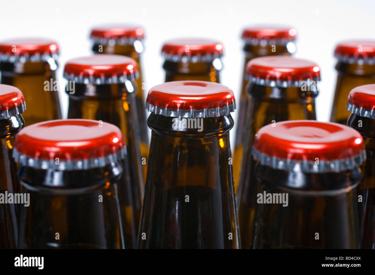 Bierflaschen mit roten Kappen - Wahlheimat Bier abgefüllt und zum Verzehr bereit Stockfoto