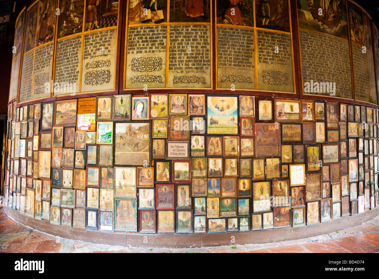 Votiv Kunst-Ikonen im Kreuzgang auf das Heiligtum der Kapelle von dem Gnadenbild in Altötting Bayern Deutschland Stockfoto