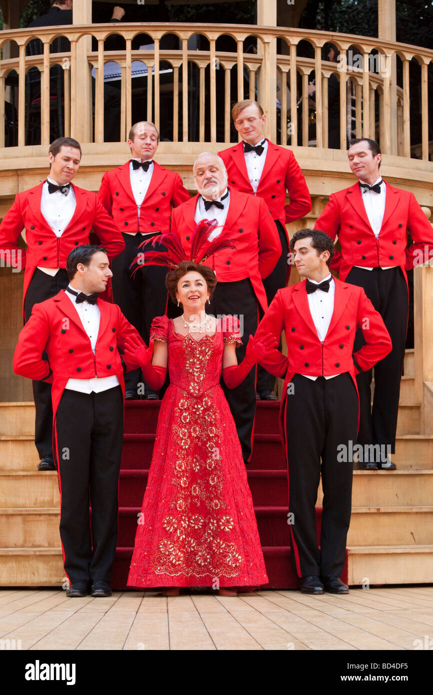 Musical Hello, Dolly! durchgeführt durch die Besetzung mit Samantha Spiro im Regents Park Open Air Theatre, London, August 2009 Stockfoto