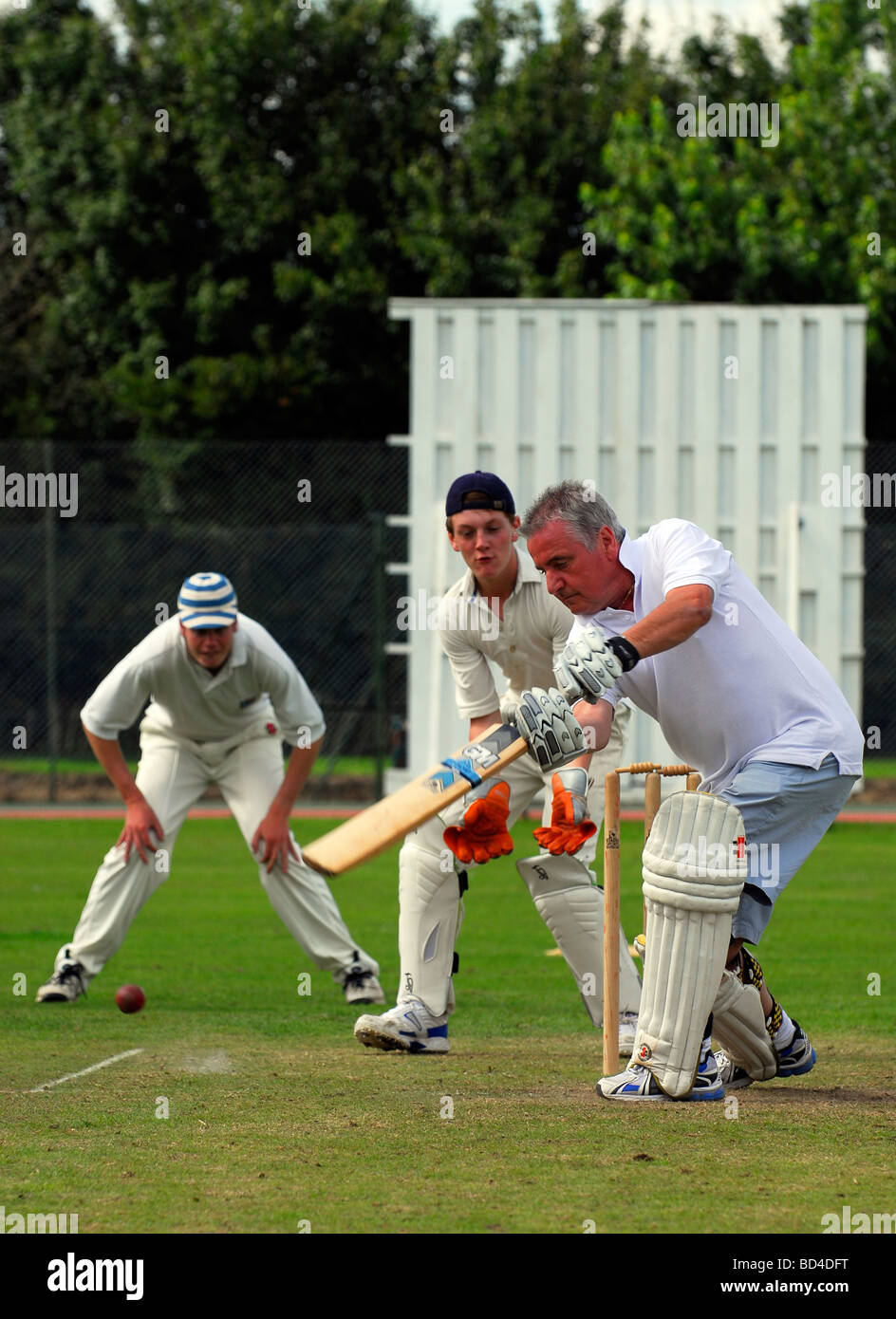 Charity 6 ein seitliches Cricket-Spiel zu Hilfe für Help for Heroes, eine Wohltätigkeitsorganisation, die für verwundetes Militär eingerichtet wurde, Wrecclesham, nahe Farnham, Großbritannien. Stockfoto
