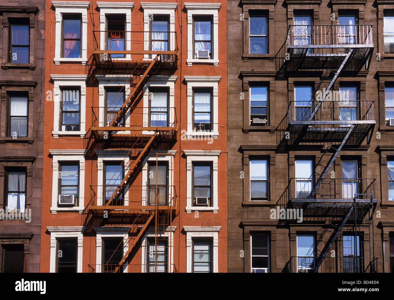 New York City restauriertes Mietshaus oder Gebäude. Renovierte Wohnhäuser auf der Upper East Side von New York Stockfoto