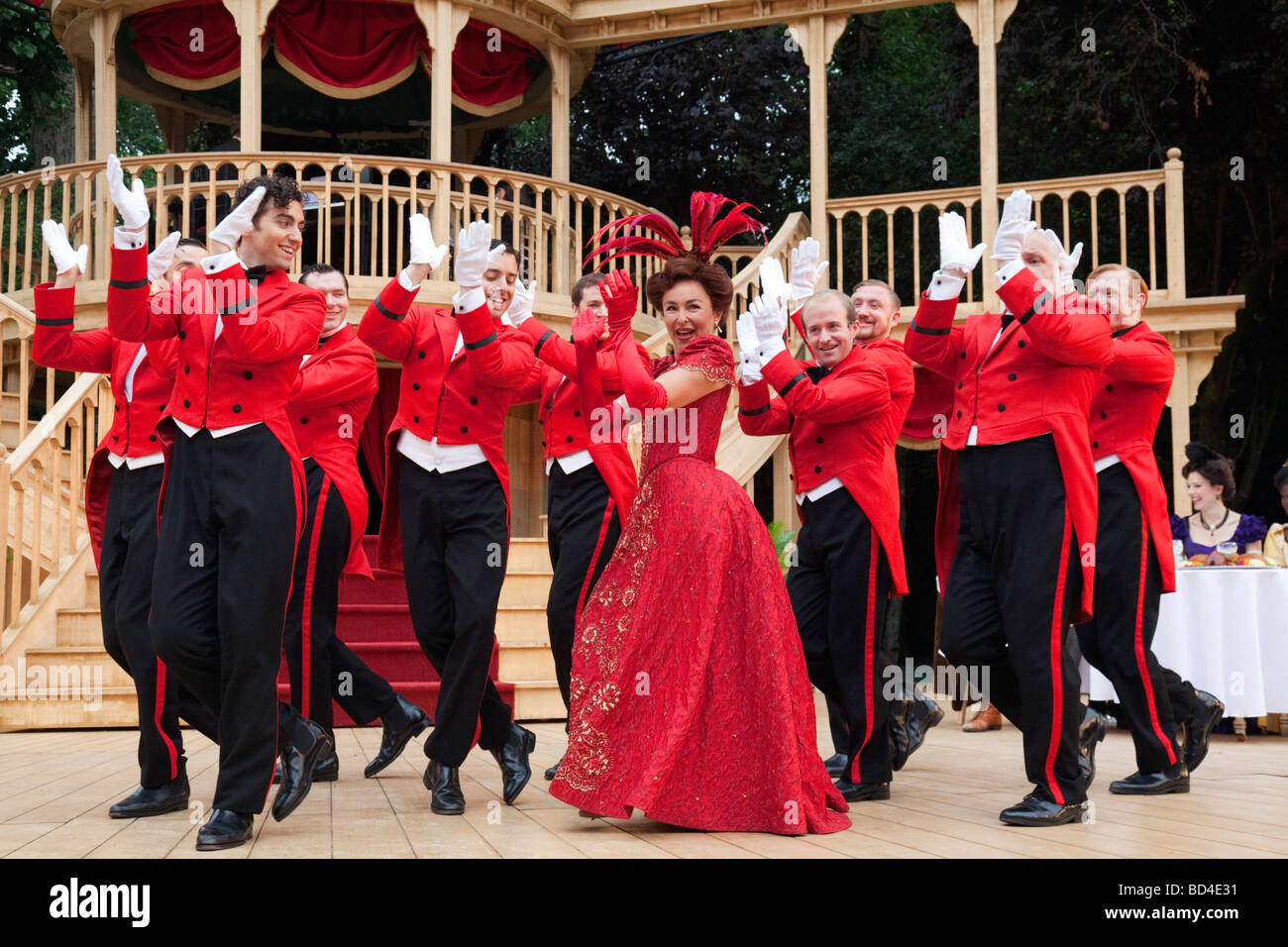 Musical Hello, Dolly! durchgeführt durch die Besetzung mit Samantha Spiro im Regents Park Open Air Theatre, London, August 2009 Stockfoto