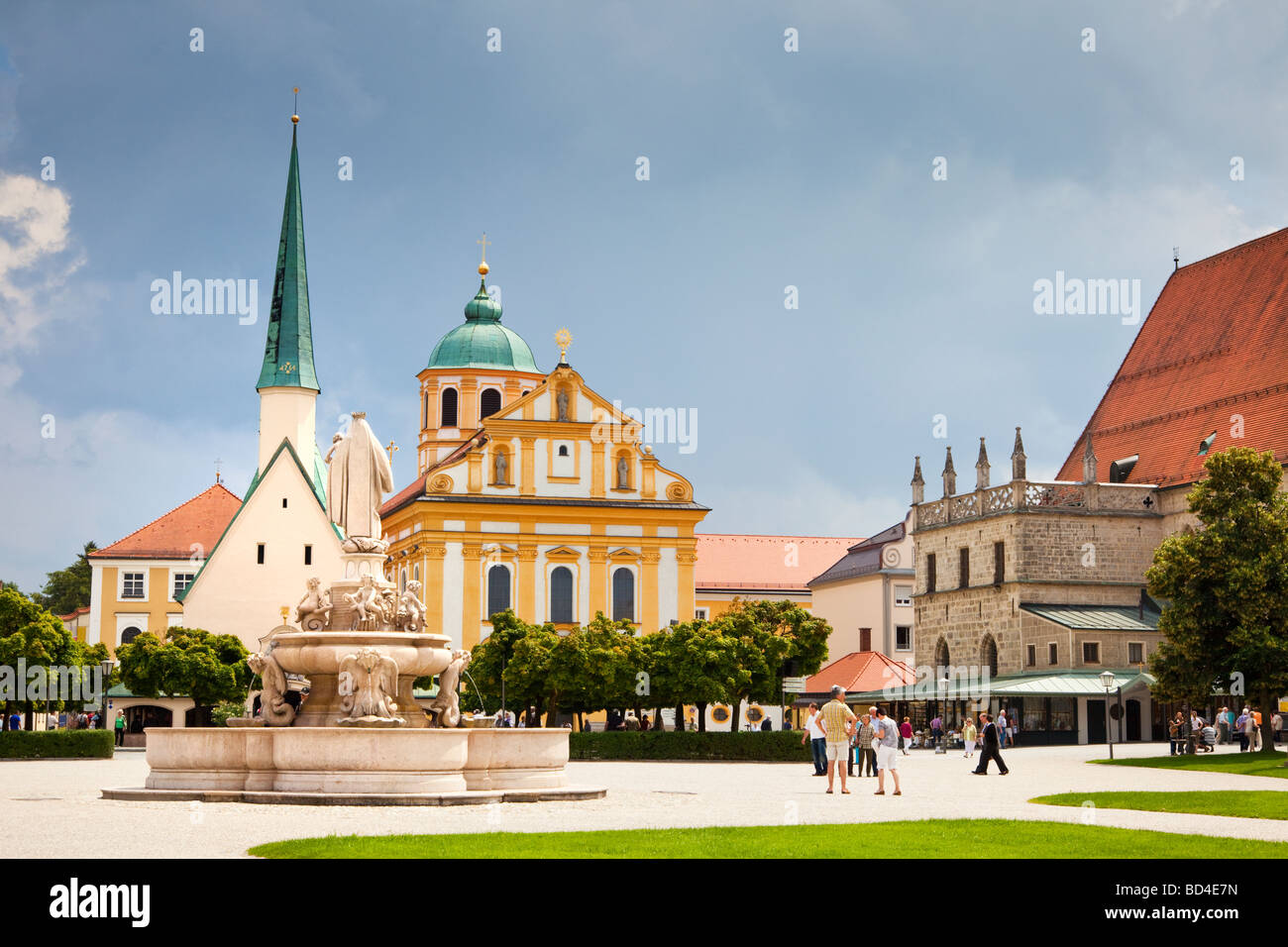 Altotting Bayern Deutschland Europa - Kapelle Gnadenbild und Kirche von St. Magdalena in Kapellplatz Square Stockfoto