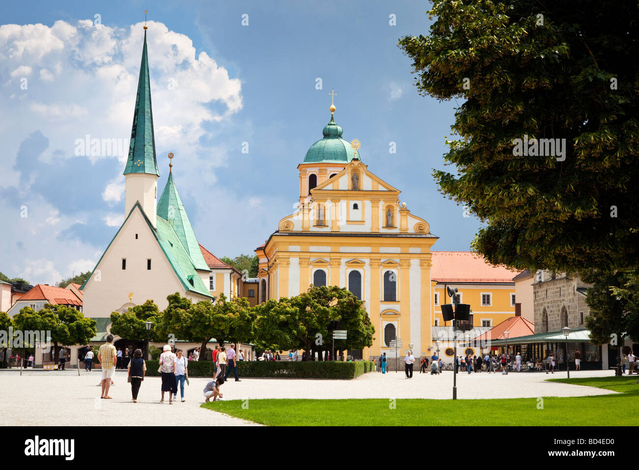 Kapelle Gnadenbild und Kirche von St. Magdalena in Kapellplatz Square, Altotting, Bayern, Deutschland Stockfoto
