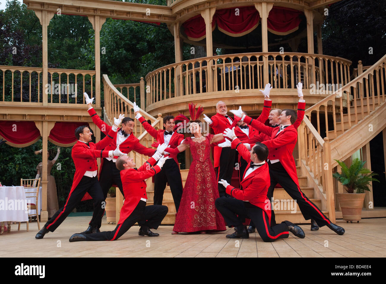 Musical Hello, Dolly! durchgeführt durch die Besetzung mit Samantha Spiro im Regents Park Open Air Theatre, London, August 2009 Stockfoto