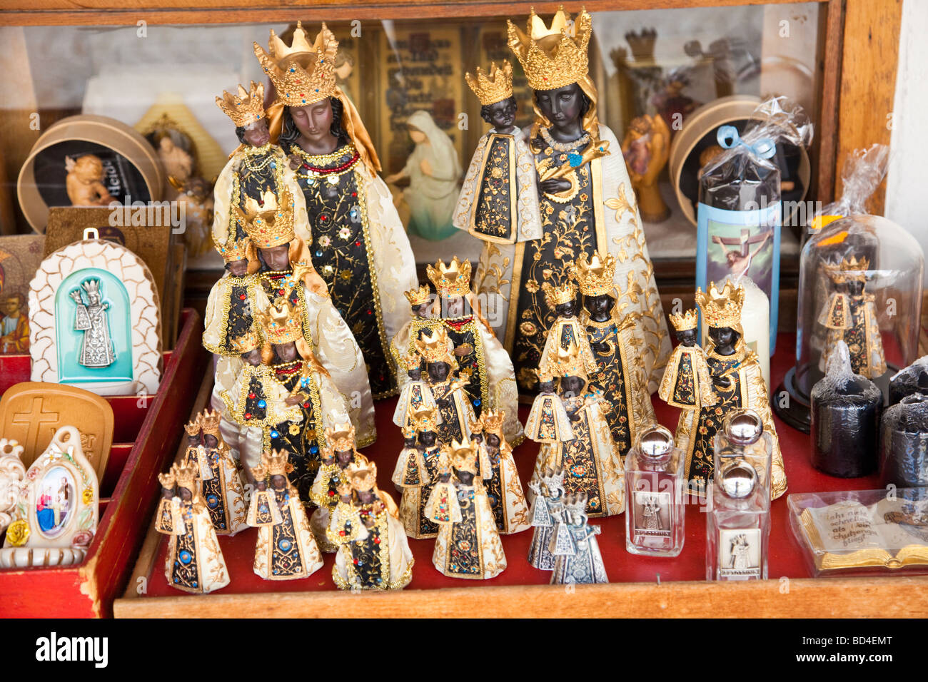 Ausstellung schwarzer Madonnenfiguren in einem Souvenirladen, Altötting, Deutschland, Europa Stockfoto