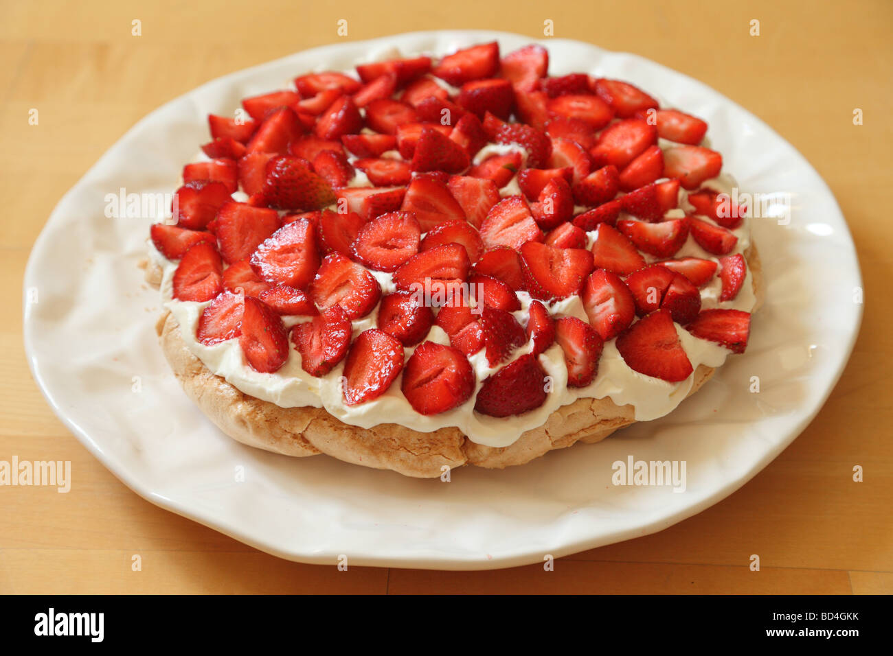 Pavlova-Dessert mit Sahne und frischen Erdbeeren Stockfoto