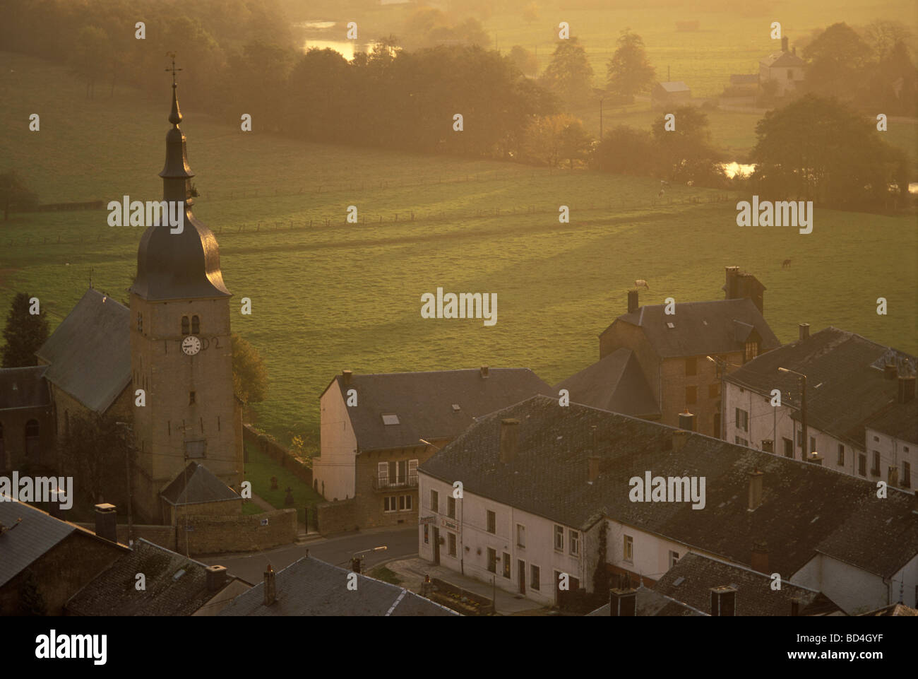 Zeigen Sie mit Charch Chassepierre eines der schönsten Dörfer auf der Semois und ein beliebter Ferienort in der Nähe von belgischen Bouillon an Stockfoto