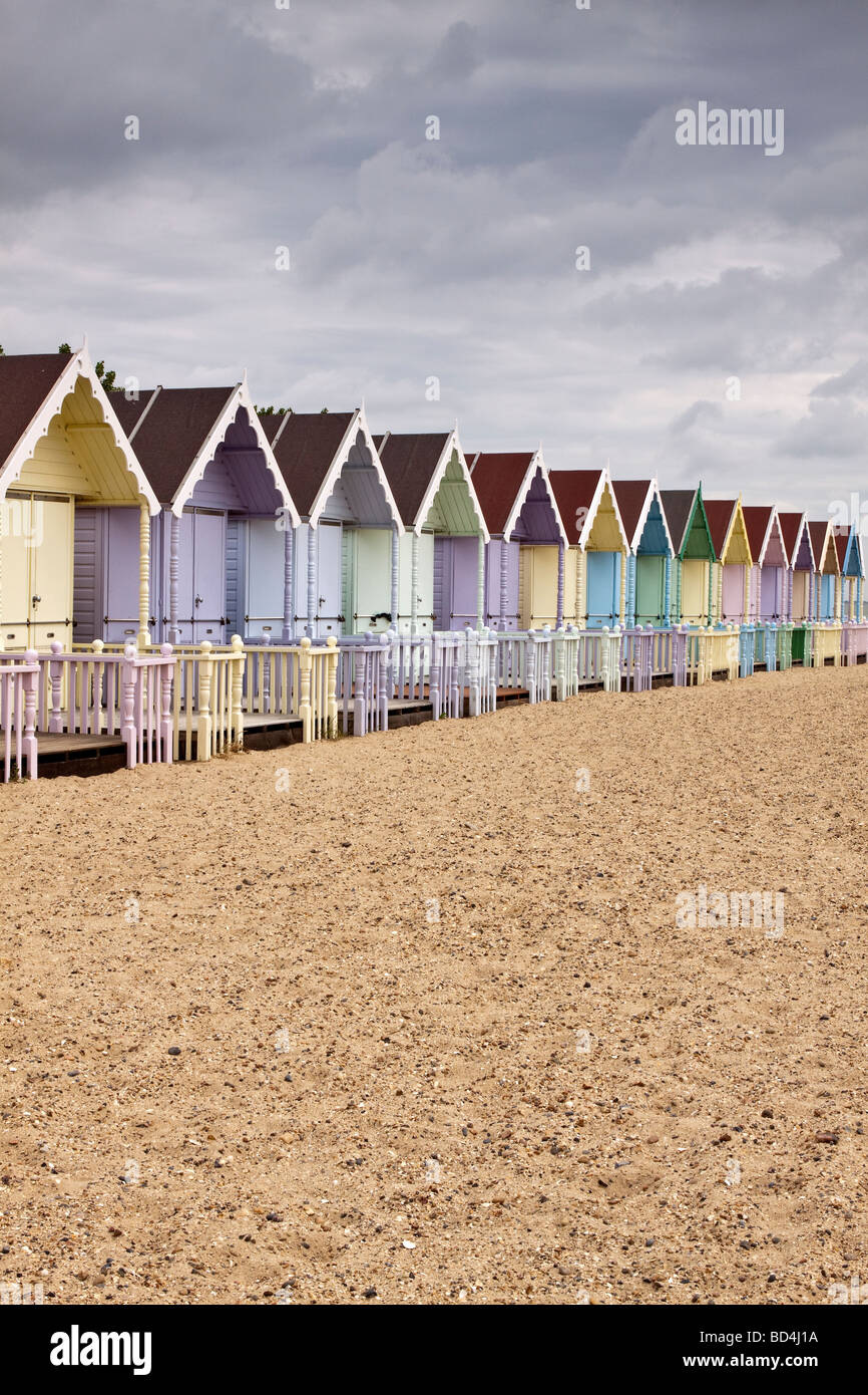 Reihe von Pastell gefärbt Strand Hütten, Mersea Island, Essex, UK Stockfoto