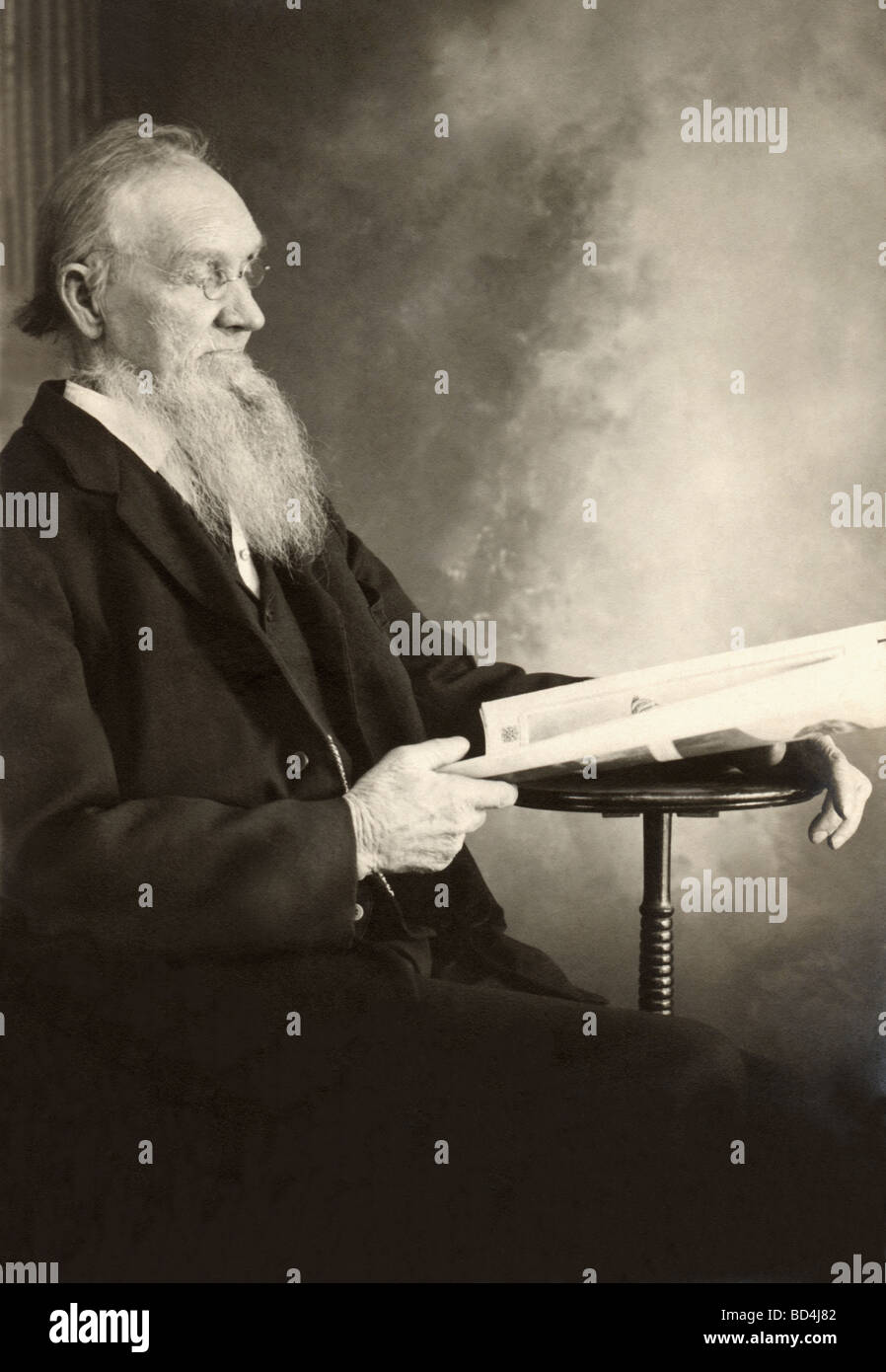 Bärtigen alten Mann lesen großes Magazin Stockfoto