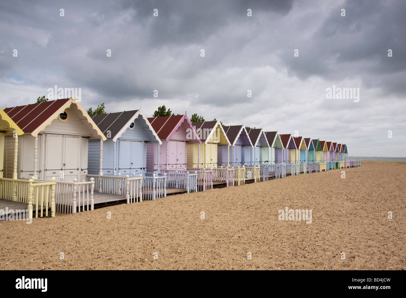 Reihe von Pastell gemalt Strand Hütten, Mersea Island, Essex, UK Stockfoto