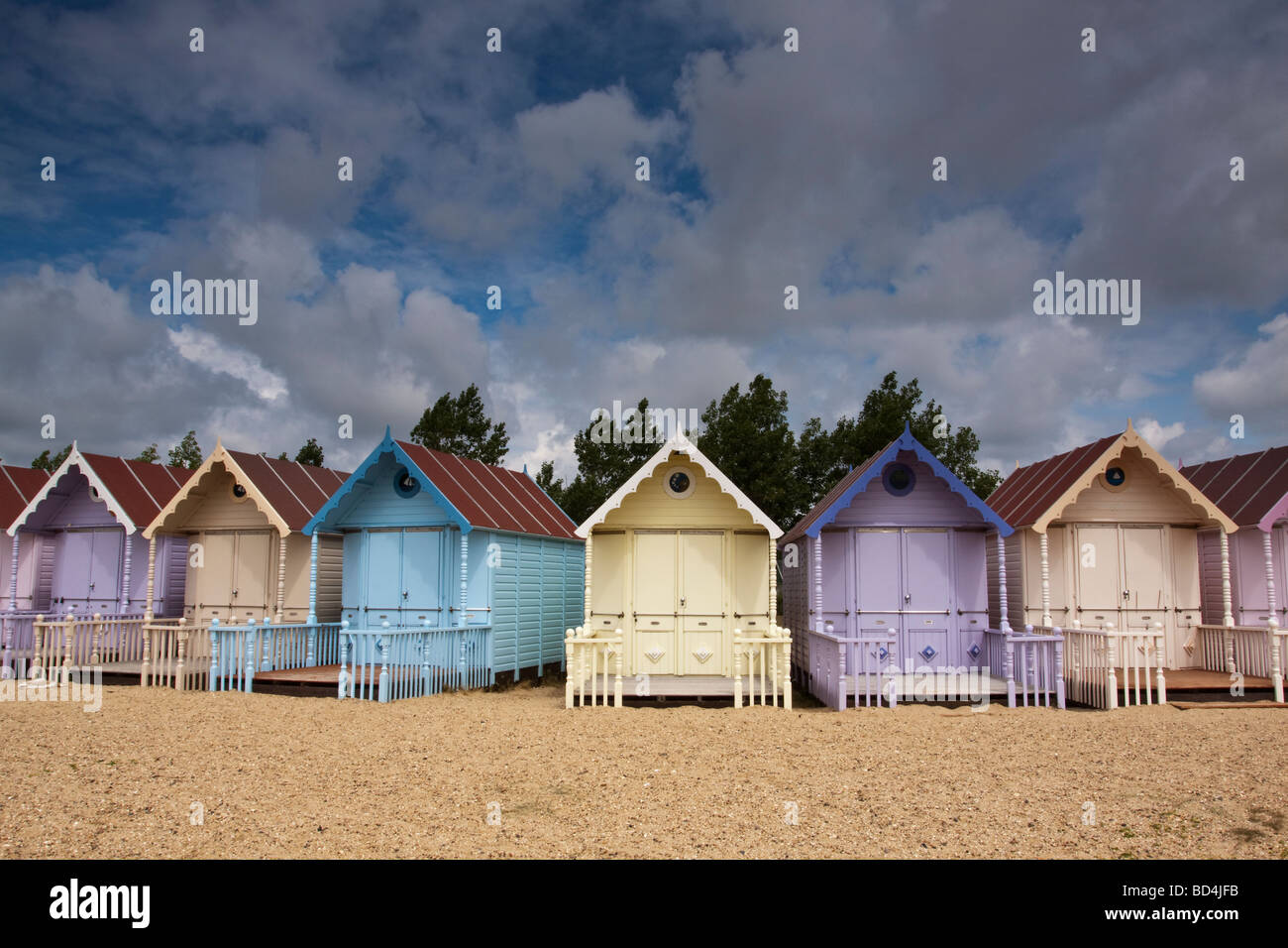 Pastell gemalt bunten Strandhäuschen, Mersea Island, Essex, UK Stockfoto