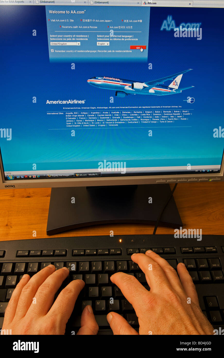 Verwenden einen Computer zu Hause zu buchen Flüge mit American Airlines Stockfoto