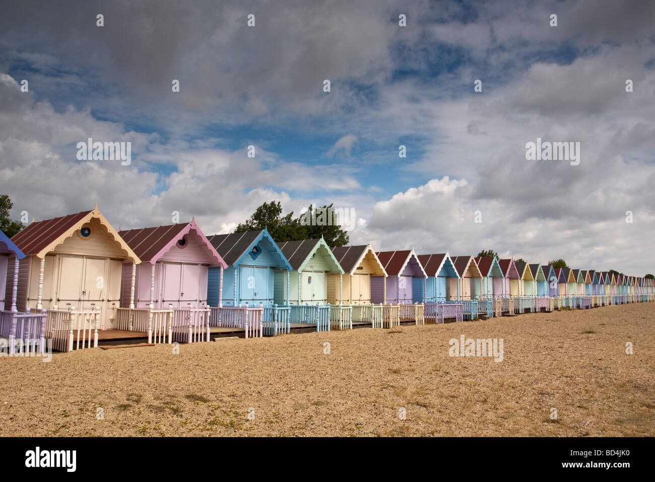 Reihe von Pastell gemalt Strand Hütten, Mersea Island, Essex, UK Stockfoto