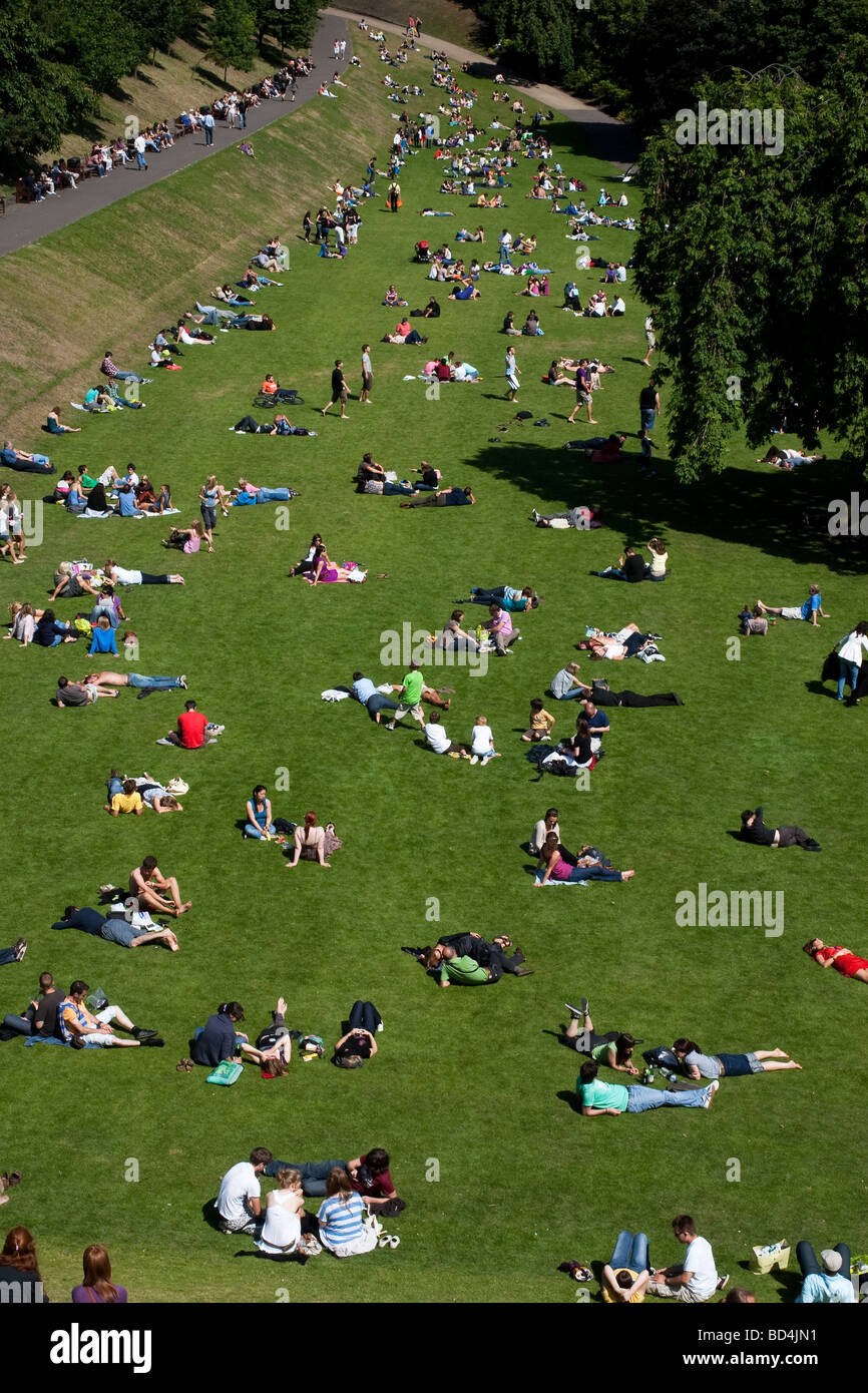 Sonnenanbeter in den Osten Princess Street Gardens in Edinburgh, Schottland Stockfoto