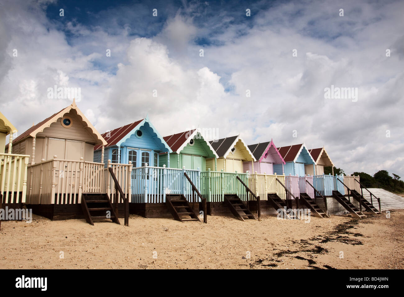 Reihe von Pastell gefärbt Strand Hütten, Mersea Island, Essex, UK Stockfoto