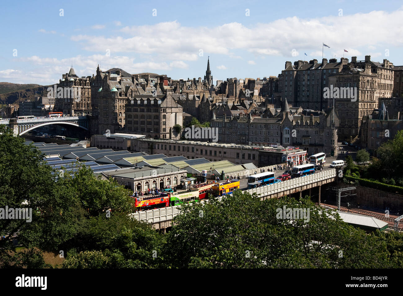 Blick von Scotts Denkmal über Waverley Bridge mit Touristenbussen und der Bahnhof Waverley Street in Edinburgh suchen Stockfoto