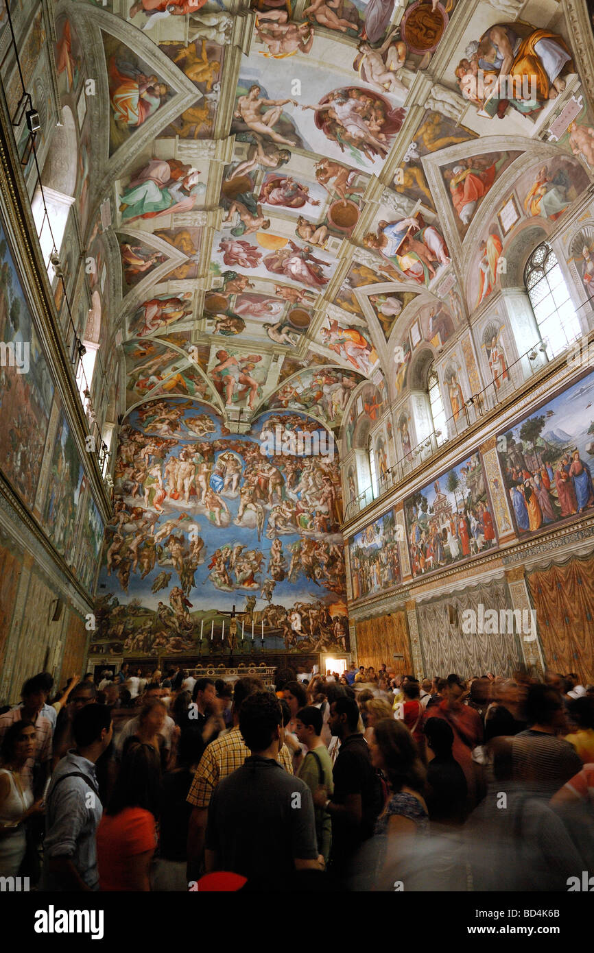 Rom Italien Touristen drängen sich die Sixtinische Kapelle in den Vatikanischen Museen Stockfoto